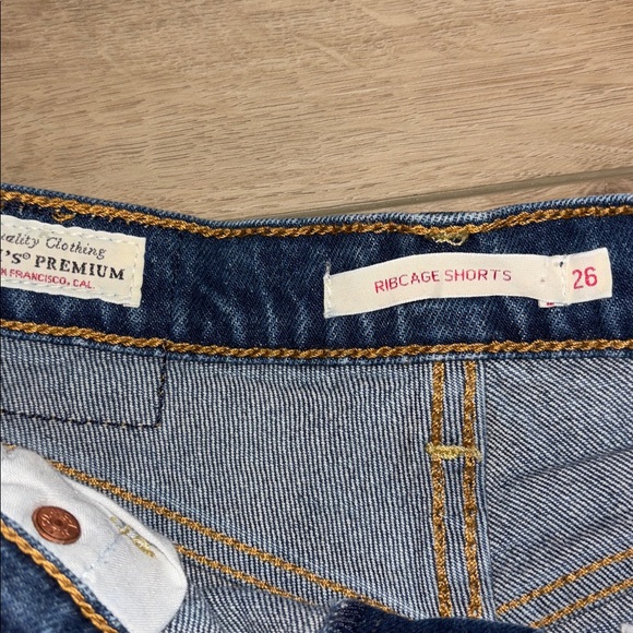 Levi's Ribcage  Classic Blue Jean Shorts size 26 EUC - Picture 5 of 5
